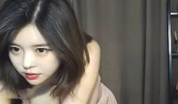 美女露胸的视频,美女露胸视频引发热议